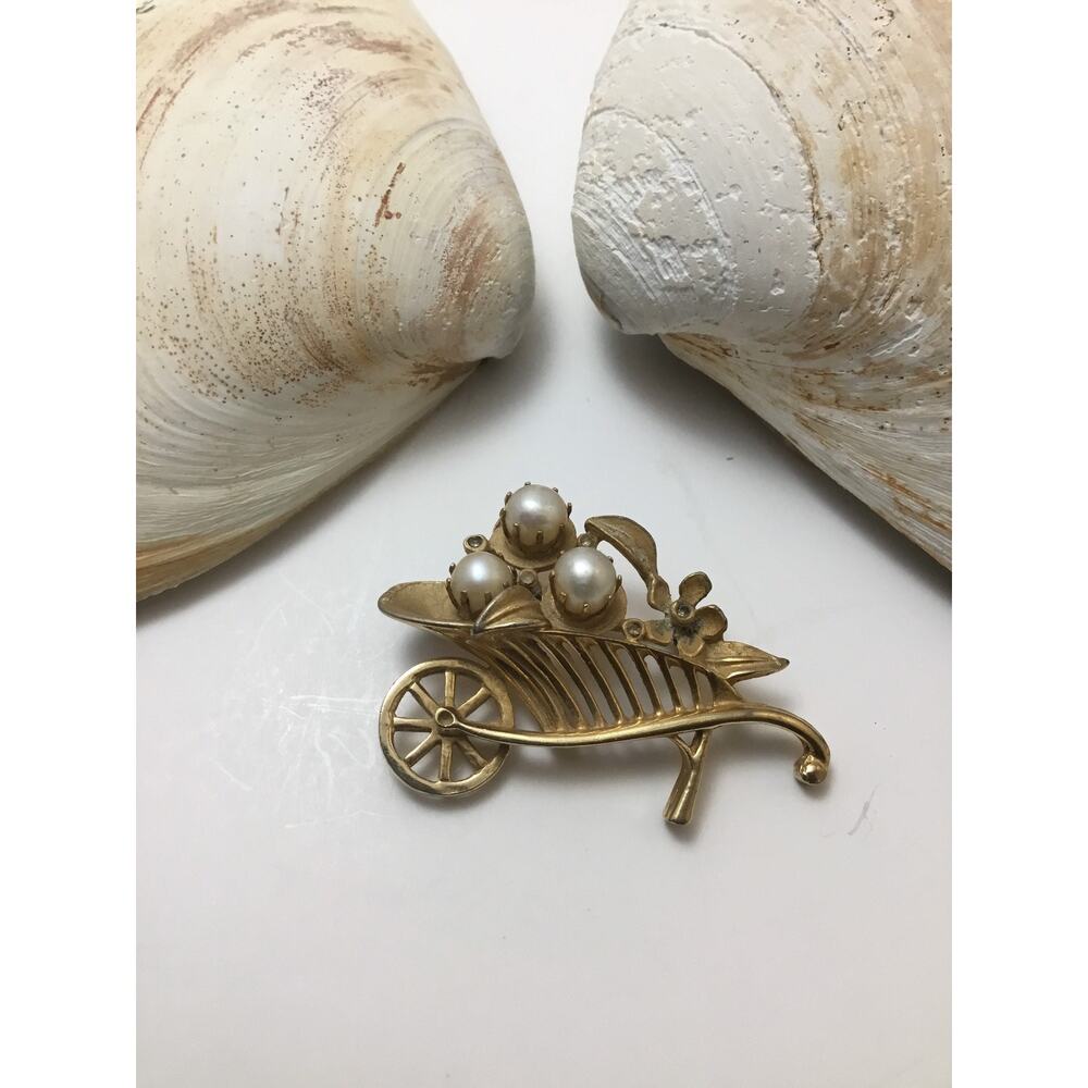 Cultured pearl flower gold wheelbarrow brooch